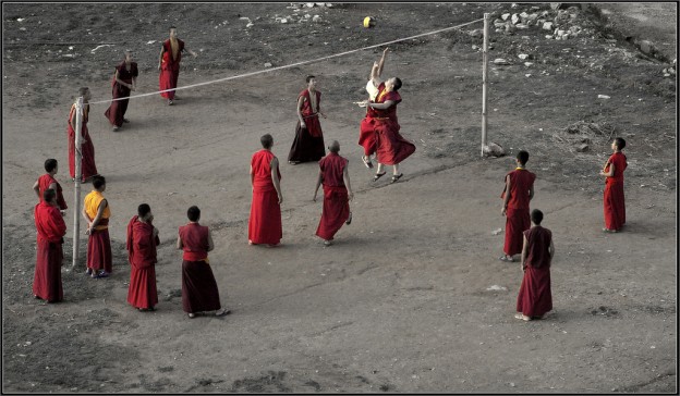 http://www.miximum.fr/wp-content/uploads/2013/01/monks_playing_volley_ball_in_the_afternoon-624x364.jpg