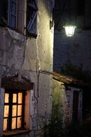 Une façade nocture éclairée d'une lanterne à St Cirq Lapopie