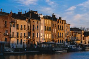 Des façades d'Agde le long de l'Hérault