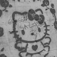 Un tag sur un mur : Hello Kitty barré d'un « Salope » vindicatif.