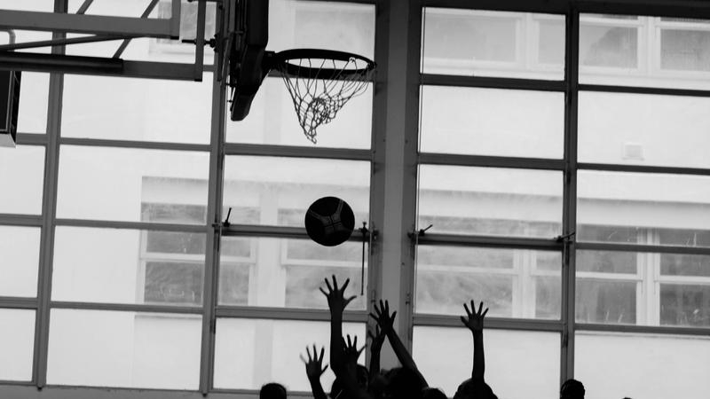 Un panier de Basket fort disputé