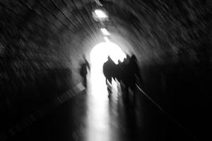 Des silhouttes dans un sombre tunnel