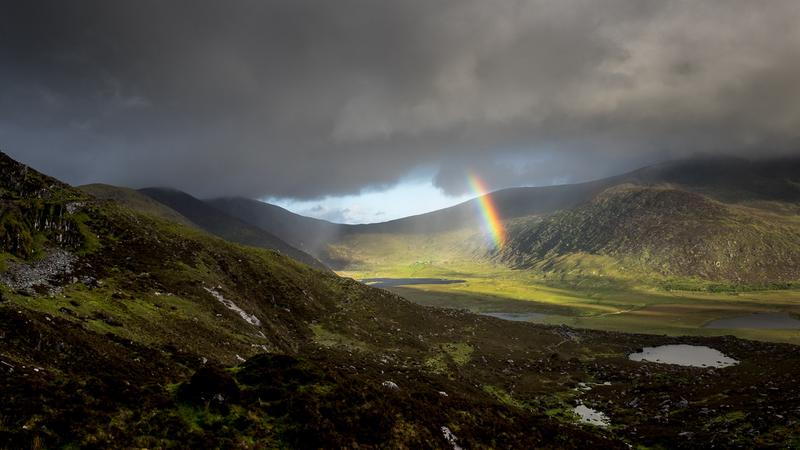 Un arc en ciel dans le ciel de la péninsule de Dingle