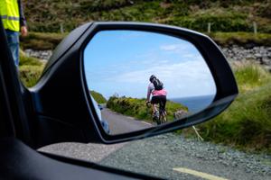 Un cycliste sur la Slea Head Drive