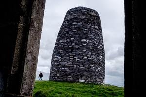 La Eask Tower surplombant le port de Dingle