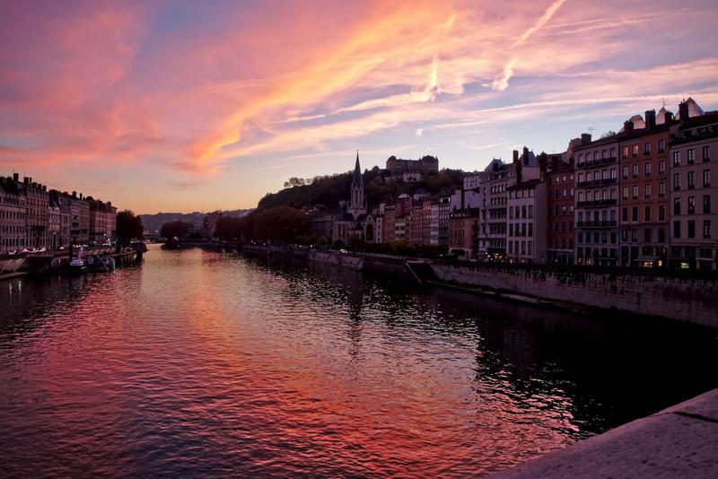 Les berges du Rhône au coucher du Soleil