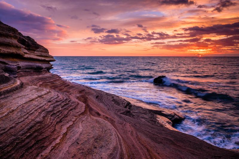 Le Soleil se lève sur les falaises du Cap d'Agde