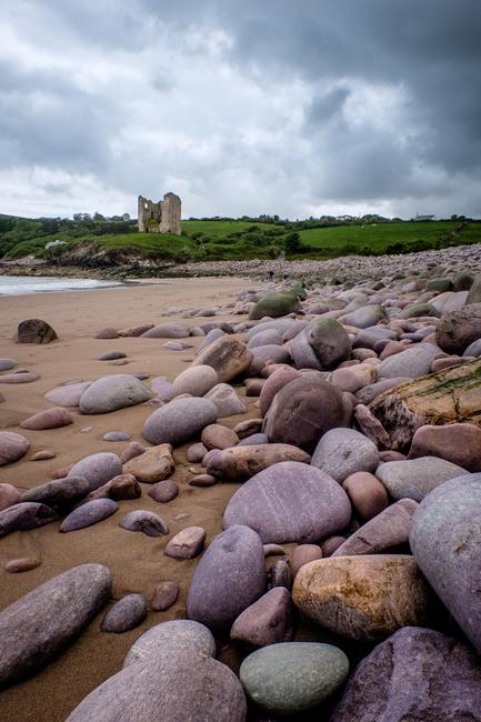 La plage de Minard surplombée par son château en ruine