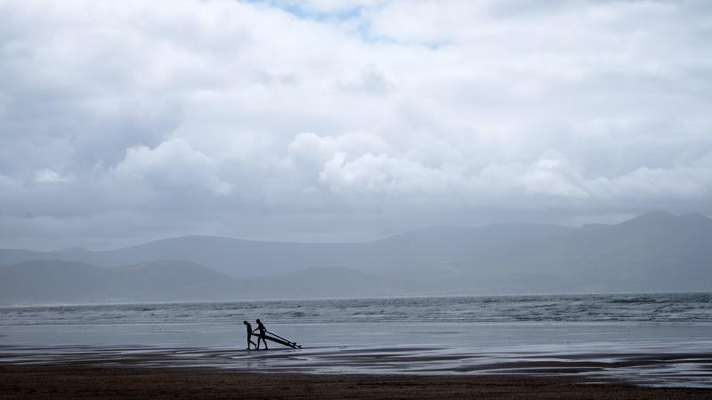 Des surfeurs sur la belle plage de Inch strand