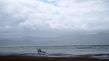 Des surfeurs sur la belle plage de Inch strand