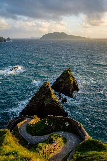 Le chemin sinueux vers le port de Dunquin