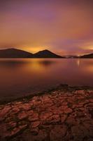 Le lac du Salagou, après la tombée de la nuit.