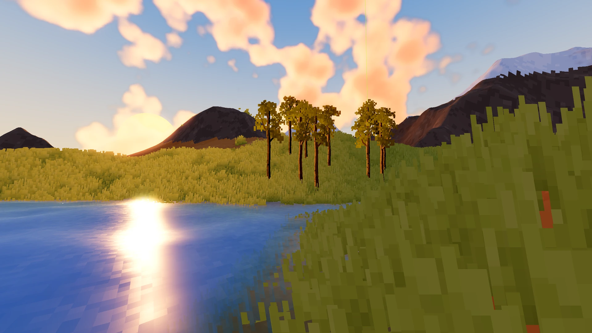 Coucher de soleil au bord de l'étang. De l'herbe en pixel-art en avant-plan, des arbres et des montagnes en arrière-plan.
